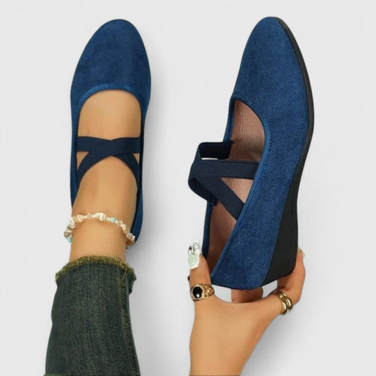 Orthopedic shoes for women featuring a cushioned fit and easy slip-on design, ideal for comfort and versatility in everyday wear. 1
