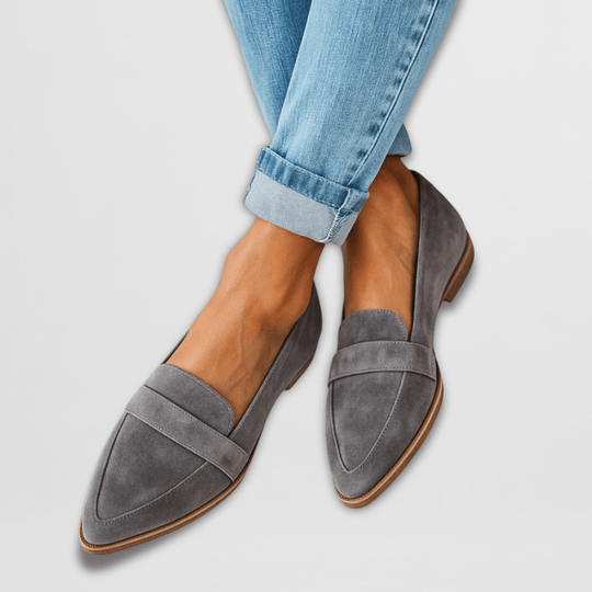 Women's loafers in soft suede featuring cushioned support and a flexible fit, perfect for everyday wear. 1