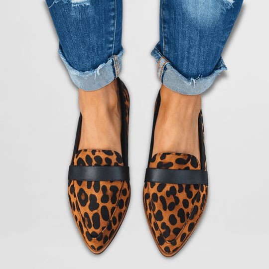 Women's loafers in soft suede featuring cushioned support and a flexible fit, perfect for everyday wear. 3